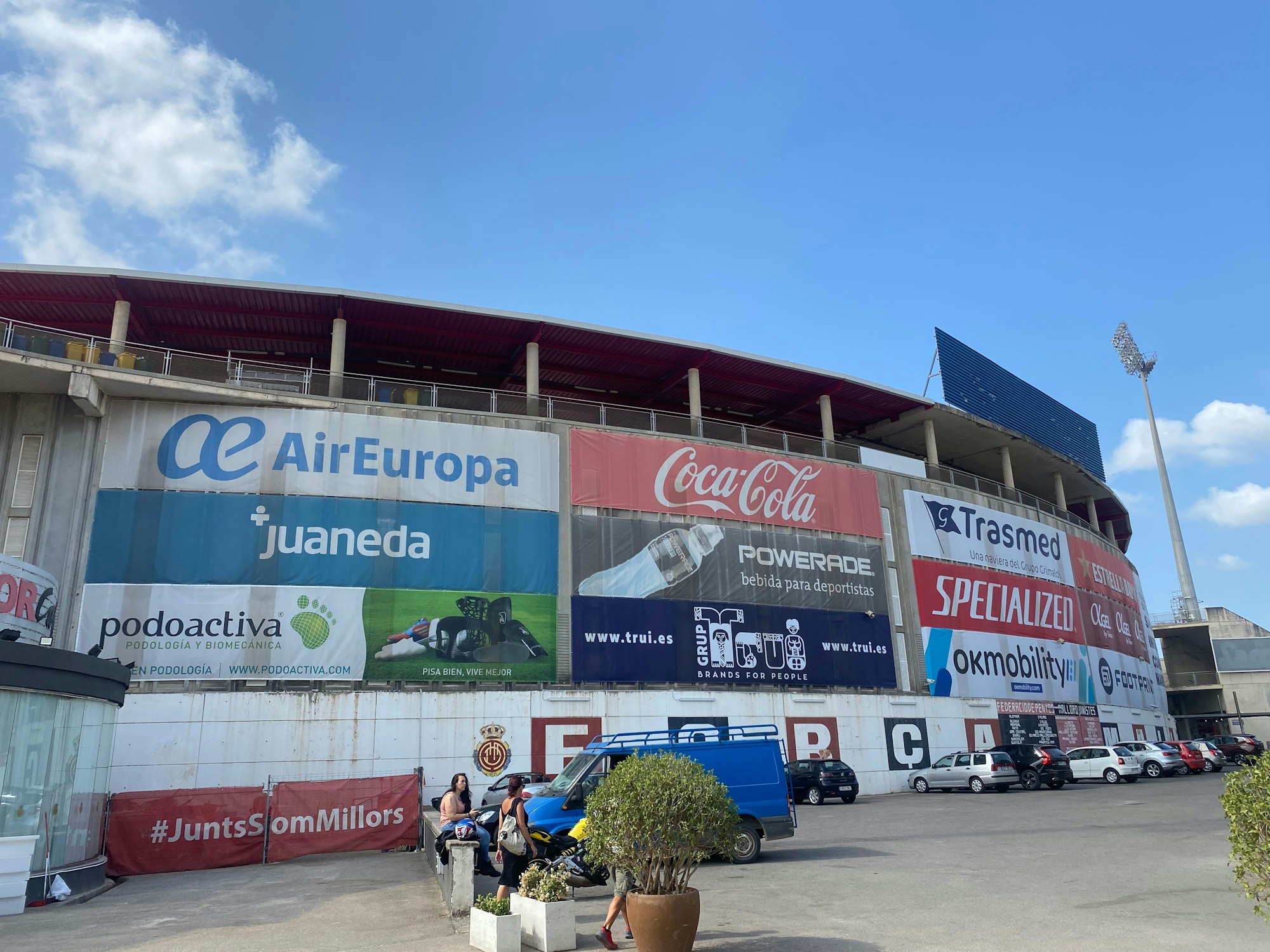 Mehrere Werbebanner hängen von außen am Stadion. Das Foto wurde am 27. Juli 2022 aufgenommen.