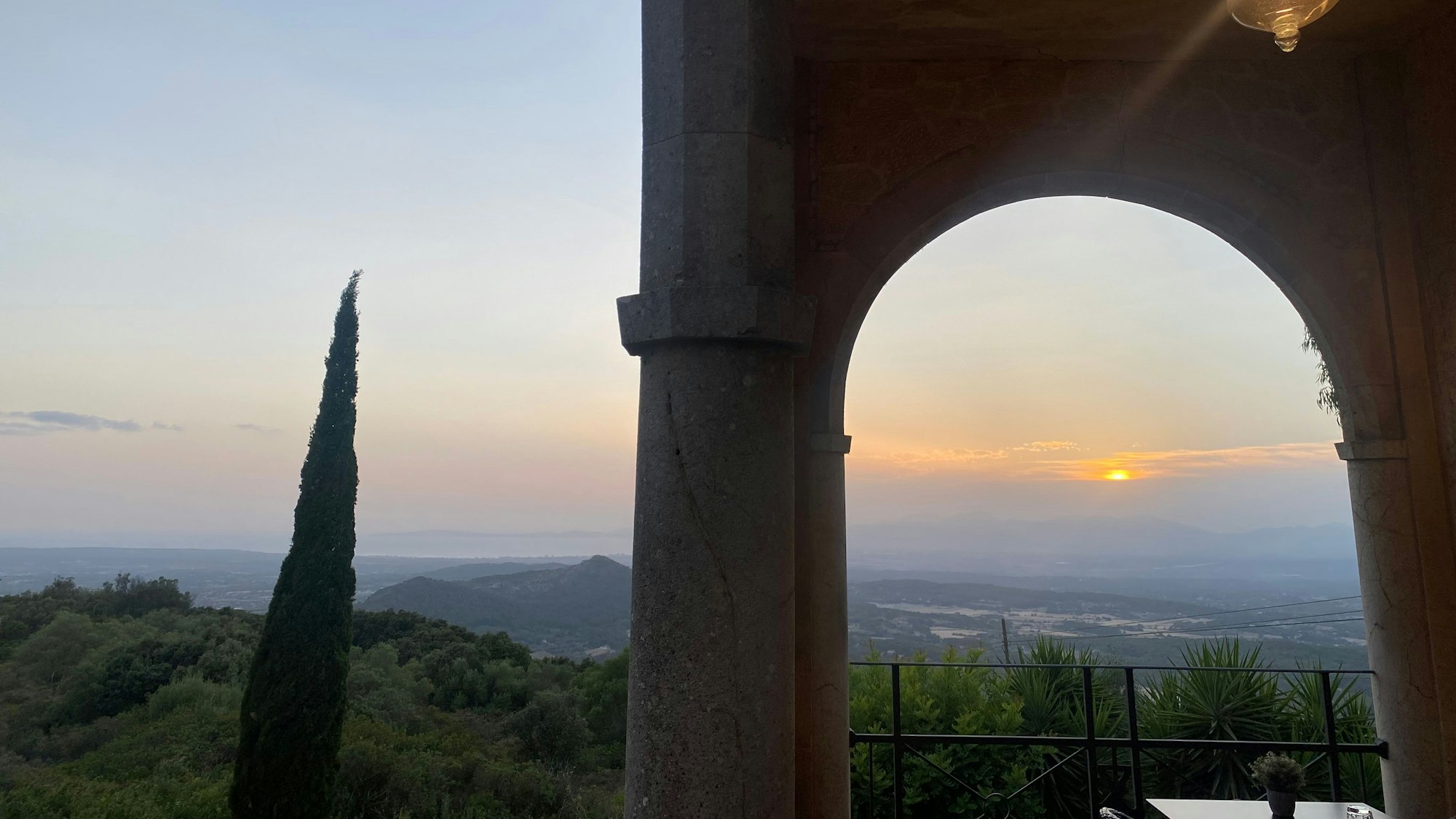 Ein malerisches Bild der untergehenden Sonne auf Mallorca, aufgenommen am Kloster Randa am 26. Juli 2022.