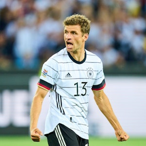 Thomas Müller bejubelt sein Tor mit geballten Fäusten.
