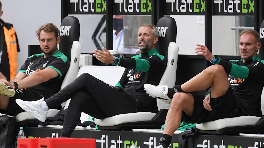 Das ehemalige Trainer-Team von Fußball-Bundesligist Borussia Mönchengladbach: Marco Rose (Mitte), Alexander Zickler (rechts) und Rene Maric (links), auf diesem Foto am 27. August 2020 im Borussia-Park zu sehen. Rose macht eine Geste, Zickler auch, Maric schaut zu.