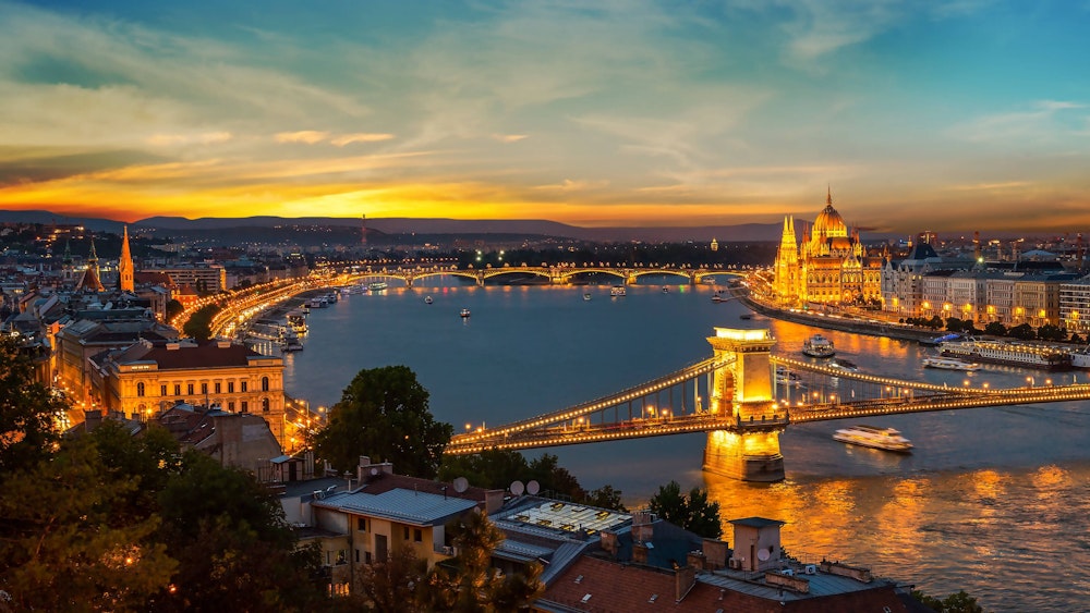 Ein Bild der Skyline von Budapest in Ungarn.