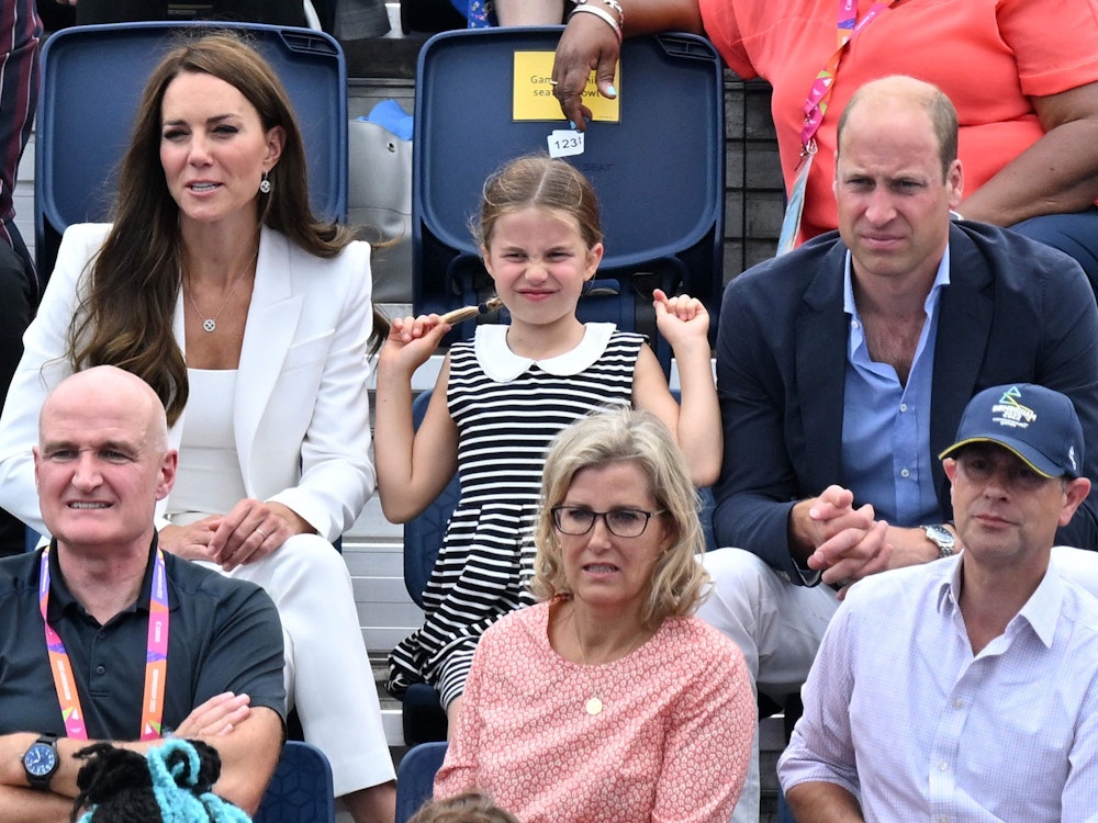 Dienstag, 2. August: Was für ein süßer Überraschungsauftritt: Prinz William (oben rechts) und Herzogin Kate besuchten die Commonwealth-Spiele im englischen Birmingham. Zwischen dem royalen Paar nahm die sieben Jahre alte Prinzessin Charlotte Platz – es war das erste Mal, dass sie allein mit ihren Eltern bei einer Veranstaltung zugegen war.