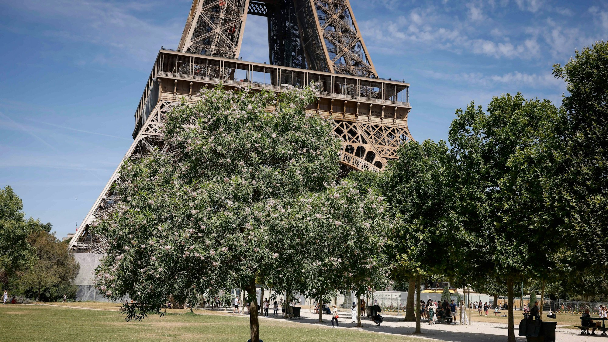 Der Eiffelturm in Paris. Hier befindet sich im zweiten Stock das Restaurant „Le Jules Verne“.