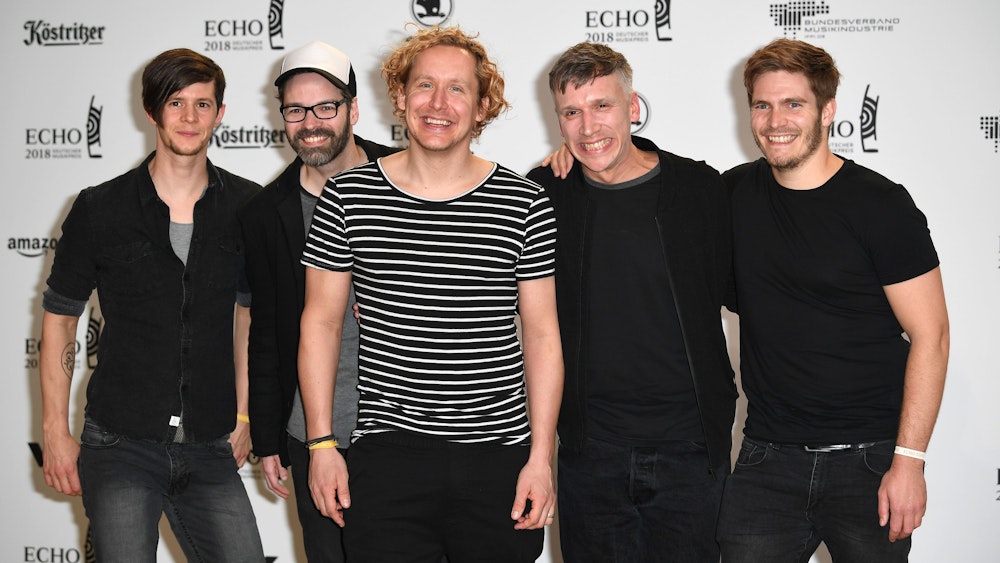 Kasalla bei der Echo-Verleihung 2018 in Berlin. Jetzt hat die Kölsch-Band die „Rudeldiere“-Europa-Tournee abgesagt.