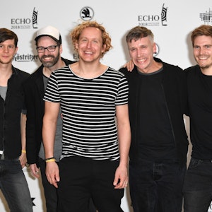 Kasalla bei der Echo-Verleihung 2018 in Berlin. Jetzt hat die Kölsch-Band die „Rudeldiere“-Europa-Tournee abgesagt.
