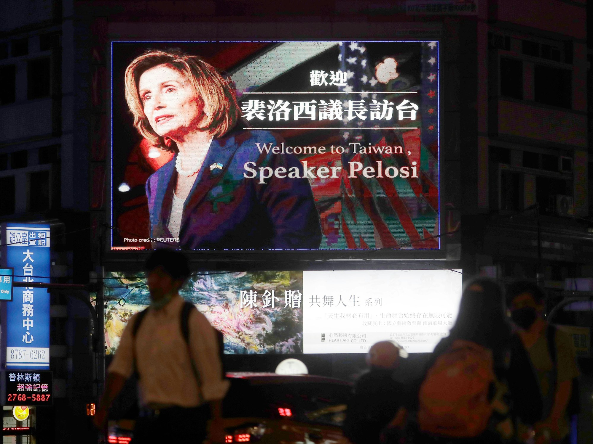 Menschen gehen am 2. August an einem Plakat in Taipeh vorbei, das die Sprecherin des US-Repräsentantenhauses, Nancy Pelosi, in Taiwan willkommen heißt.