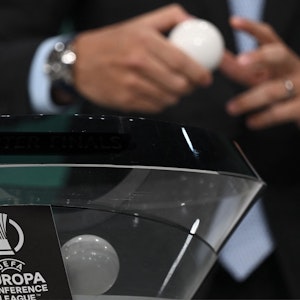 Bei der Auslosung der UEFA Conference League wird eine Loskugel aus dem Topf genommen. Der 1. FC Köln blickt gespannt auf die Auslosung der Playoffs