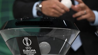 Bei der Auslosung der UEFA Conference League wird eine Loskugel aus dem Topf genommen. Der 1. FC Köln blickt gespannt auf die Auslosung der Playoffs