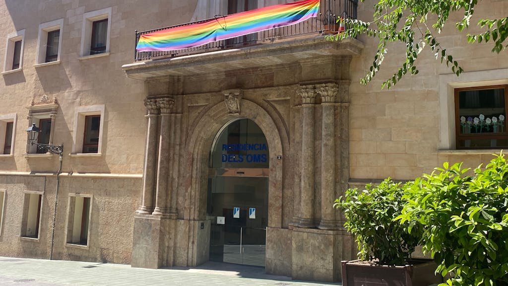 Die Regenbogenflaggen schmücken viele Häuserfassaden in Palma de Mallorca. Das Bild wurde am 10. Juli 2022 aufgenommen.