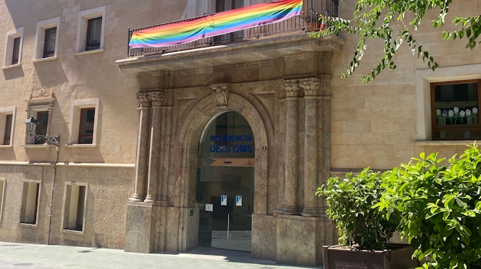 Die Regenbogenflaggen schmücken viele Häuserfassaden in Palma de Mallorca. Das Bild wurde am 10. Juli 2022 aufgenommen.