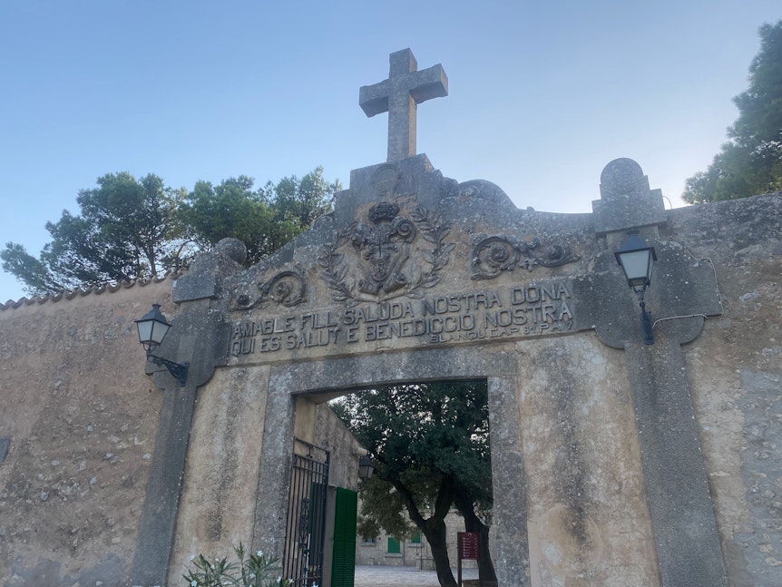 Der Eingang des Kloster Randa auf Mallorca, fotografiert am 26. Juli 2022.