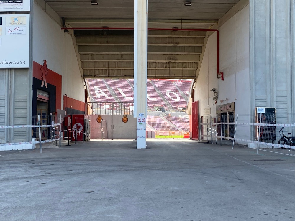 Hier lässt sich ein Blick in das Stadion des RCD Mallorcas erhaschen. Das Foto wurde am 27. Juli 2022 aufgenommen.