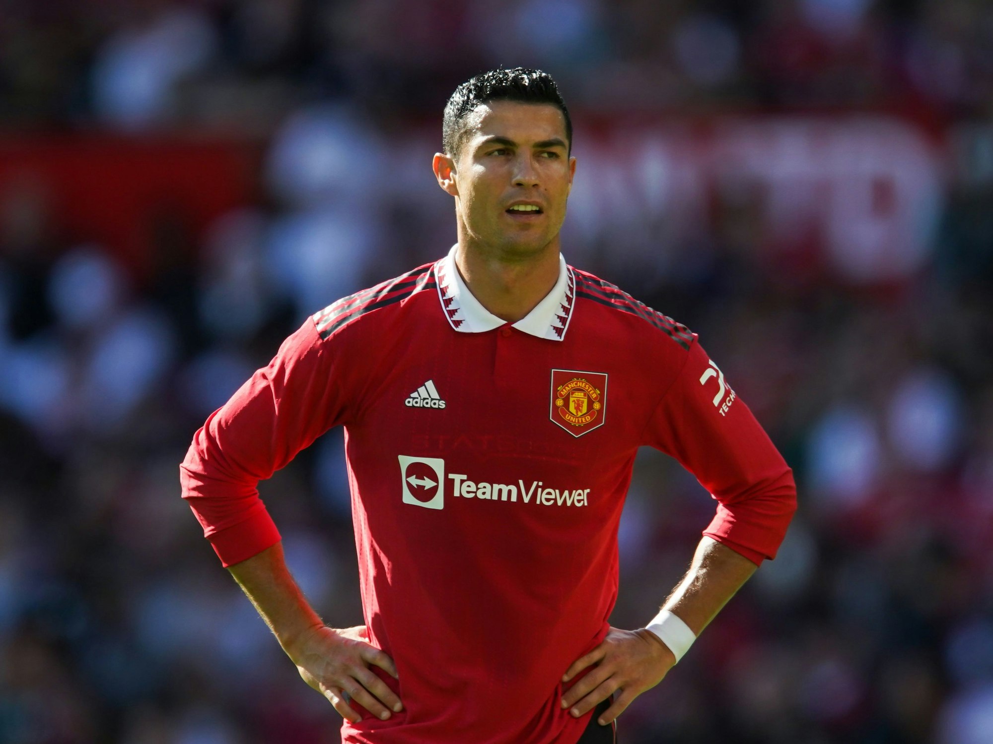 Cristiano Ronaldo von Manchester United steht mit den Händen in den Hüften auf dem Platz.