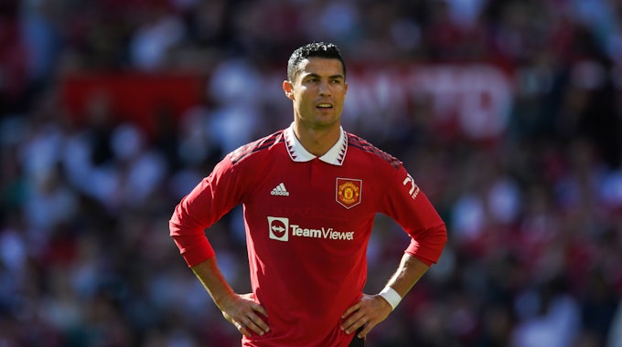 Cristiano Ronaldo von Manchester United steht mit den Händen in den Hüften auf dem Platz.