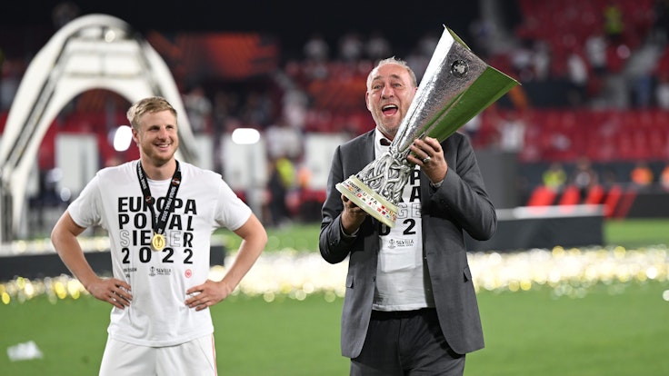 Frankfurts Präsident Peter Fischer und Martin Hinteregger (l) feiern mit dem Pokal.