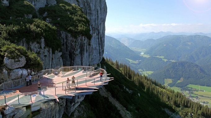 Spektakulärer Ausblick im Pillerseetal in Österreich auf der Aussichtsplattform an der Steinplatte in Waidring