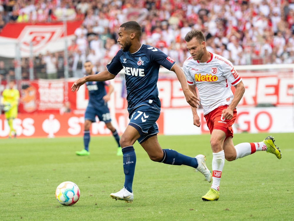 Linton Maina vom 1. FC Köln behauptet den Ball gegen Benedikt Saller.