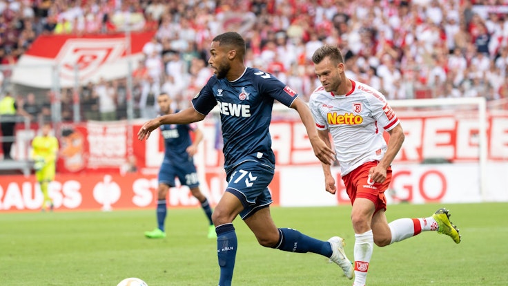 Linton Maina vom 1. FC Köln behauptet den Ball gegen Benedikt Saller.
