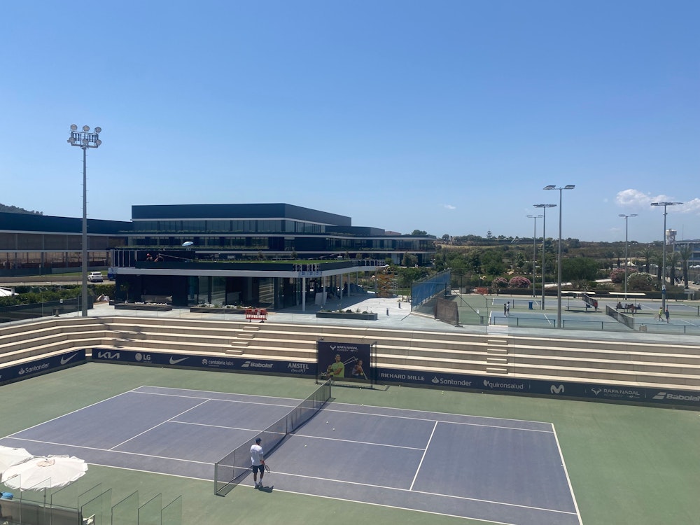 Unzählige Tennisplätze laden zum Spielen in der Rafa Nadal Academy ein. Das Foto wurde am 20. Juli 2022 aufgenommen.