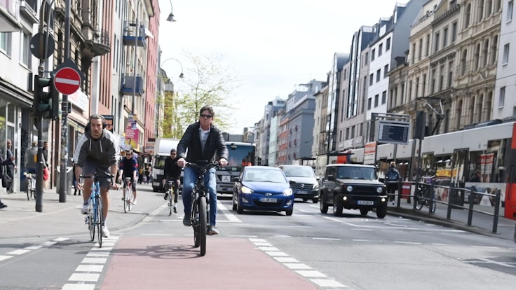 Fahrradfahrer fahren auf einem Radweg: In Köln entstehen immer mehr Radwege (Foto vom 21. April 2022) – wie hier an der Aachener Straße.