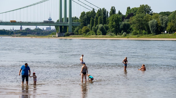 In den nächsten Tagen wird es heiß in Köln. Der Deutsche Wetterdienst (DWD) hat eine entsprechende Hitze-Warnung herausgegeben. Unser Foto zeigt Badende am Rhein in Rodenkrichen.