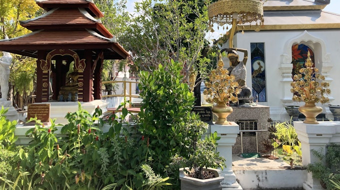 Das Foto zeigt einen Tempel mit Garten in der Stadt Chiang Mai.