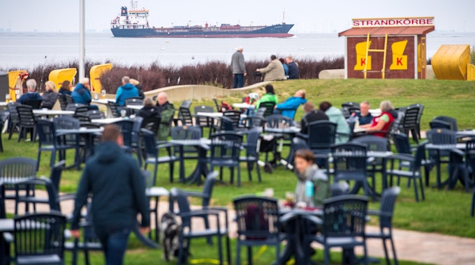 Ein Café macht an der Nordsee derzeit mit seiner knallharten Kinder-Maßnahme von sich reden. Urlauber sitzen in unserem Symbolbild (2021) vor einem Café am Strand von Cuxhaven. Es handelt sich hier nicht um das betroffene Café.