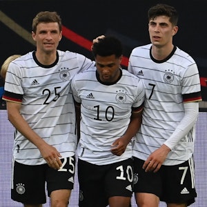 Thomas Müller (Deutschland, l) und Kai Havertz (Deutschland, r) feiern das 5:0 durch Serge Gnabry (Deutschland).