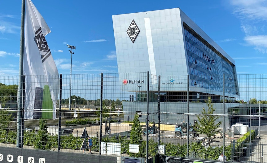 Im Borussia-Park in Mönchengladbach ist eine Baustelle entstanden. Im Borussia-Park wird auf „P10“ derzeit ein neuer Fitnessbereich errichtet. Im Hintergrund ist der Bau „8 Grad“ zu sehen