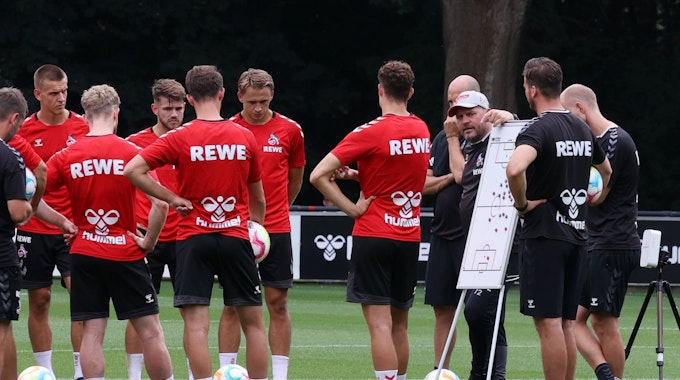 Steffen Baumgart holt im Training des 1. FC Köln die Taktik-Tafel heraus.