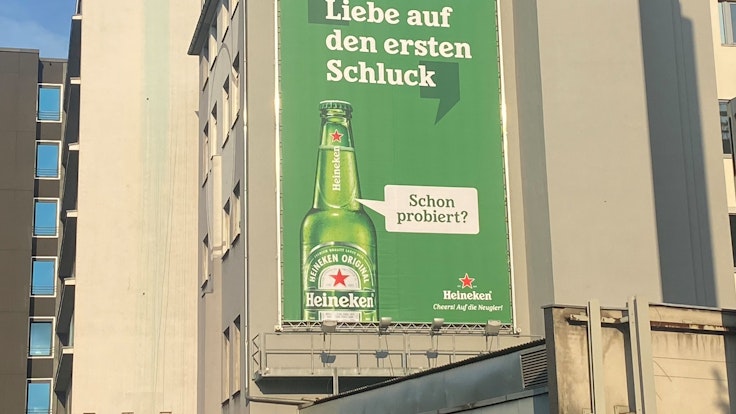 Plakat von Heineken in der Kölner Innenstadt, aufgenommen am 1. August.