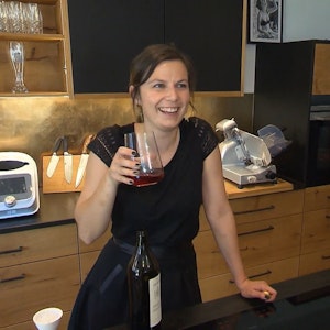 Schon beim Vorbereiten der Jus fürs Wild gönnt sich Kathy beim „perfekten Dinner“ ein Glas von dem guten Wein.