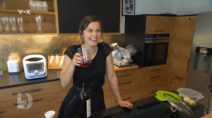 Schon beim Vorbereiten der Jus fürs Wild gönnt sich Kathy beim „perfekten Dinner“ ein Glas von dem guten Wein.