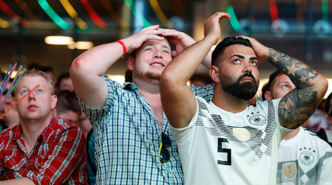 Männliche Fußball-Fans verfolgen ein Deutschland-Spiel der WM 2018 im Bierkönig auf Mallorca und schlagen die Hände über dem Kopf zusammen.