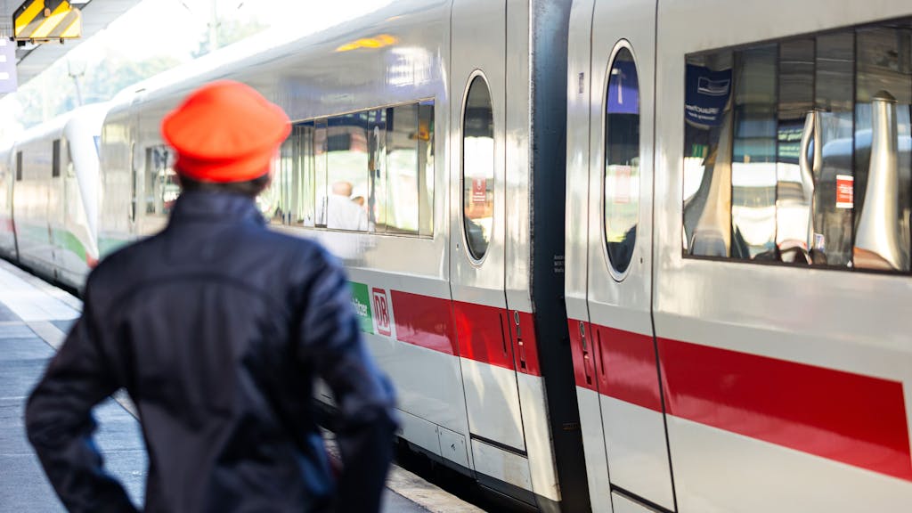 Die Deutsche Bahn zahlt ihren Beschäftigten jetzt einen Einmal-Bonus von 100 Euro. Unser Symbolbild (2021) zeigt einen Mitarbeiter neben einem ICE-Zug.