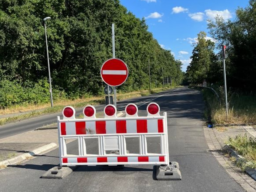 Eine Straße-Sperre: Nachdem ein Motorradfahrer auf einer Spur aus Hafermilch ausgerutscht war, wurde der Mauspfad zwischen Köln-Lind und Troisdorf am 3. August 2022 gesperrt.