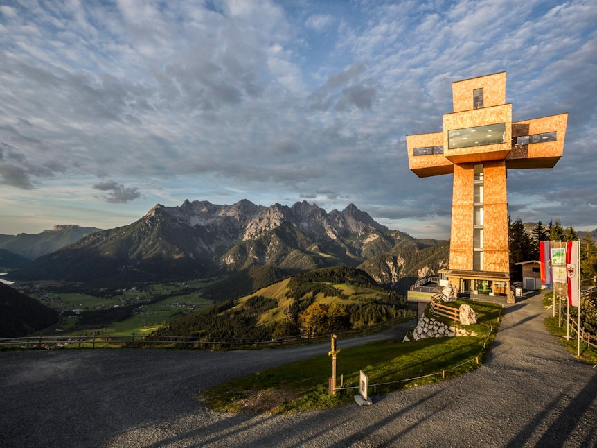 Das Jakobskreuz an der Buchensteinwand im Pillerseetal in Österreich