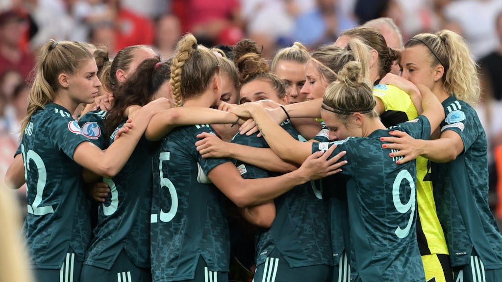 Spielerinnen der deutsche Mannschaft umarmen sich nach dem Abpfiff.