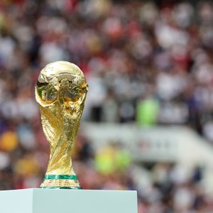 Fußball: WM 2018, Frankreich - Kroatien, Finalrunde Finale im Luschnikistadion. Der Weltmeister-Pokal steht auf einem Podest.