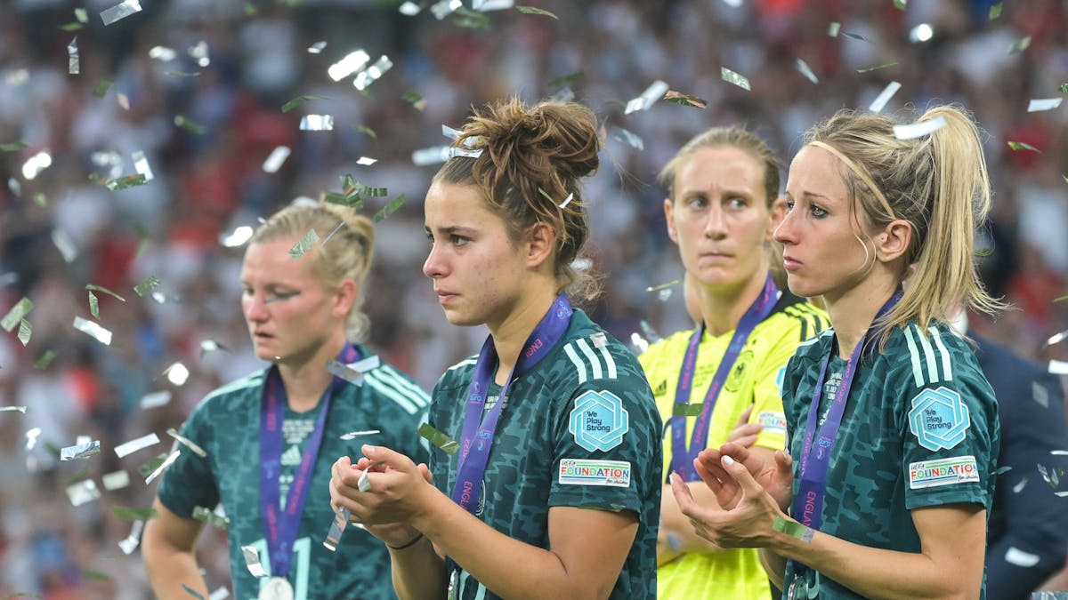 Deutschlands Nationalspielerinnen Alexandra Popp, Lena Oberdorf, Ann-Katrin Berger und Kathrin Hendrich  trauern nach dem verlorenen EM-Finale gegen England.