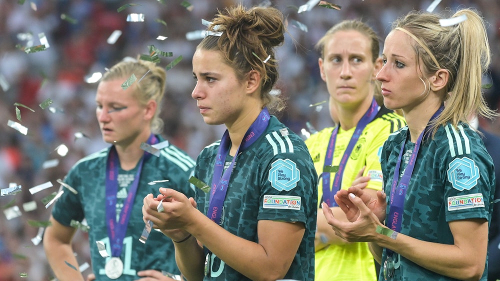 Deutschlands Nationalspielerinnen Alexandra Popp, Lena Oberdorf, Ann-Katrin Berger und Kathrin Hendrich trauern nach dem verlorenen EM-Finale gegen England.