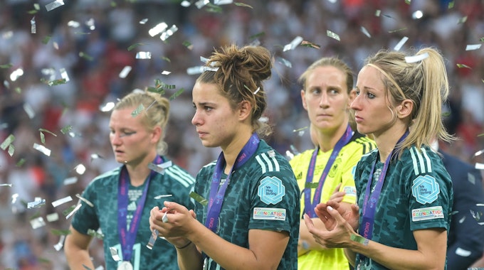 Deutschlands Nationalspielerinnen Alexandra Popp, Lena Oberdorf, Ann-Katrin Berger und Kathrin Hendrich  trauern nach dem verlorenen EM-Finale gegen England.