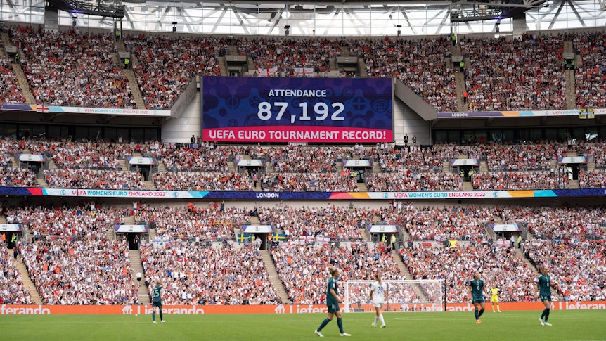 Die riesige Videotafel im Londoner Wembley-Stadion zeigt die Zuschauerzahl beim Finale der UEFA-Frauen-Europameisterschaft zwischen England und Deutschland (31. Juli 2022) an. Die Zahl 87.192 ist zu sehen.