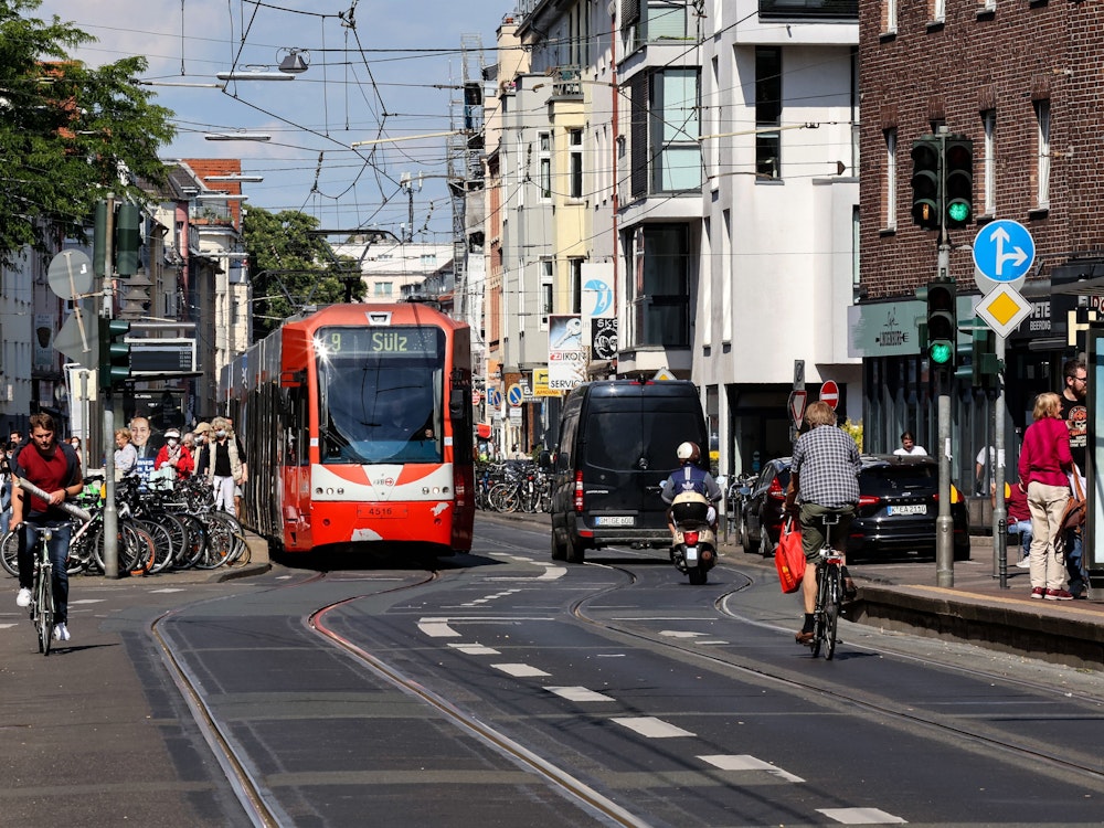 Die Straßenbahnlinie 9 fährt am 13. Juni 2022 in Sülz an der Haltestelle „Zülpicher Straße“ ein.