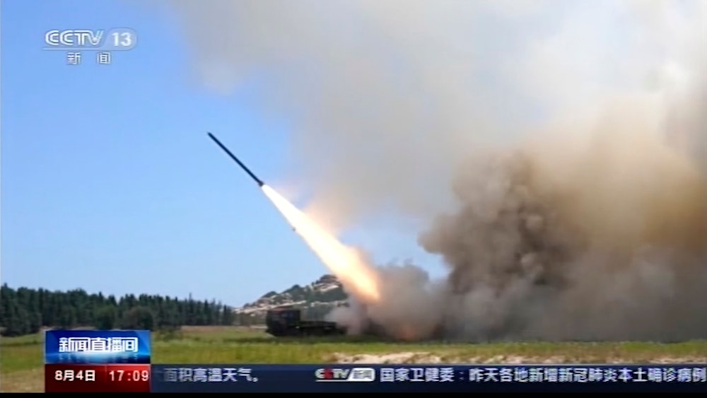 Auf diesem Bild, das aus einem Video des chinesischen Fernsehsenders CCTV stammt, wird ein Projektil von einem nicht näher bezeichneten Ort in China abgeschossen. Einige der chinesischen Raketen gingen auch in Japans Wirtschaftszone nieder.