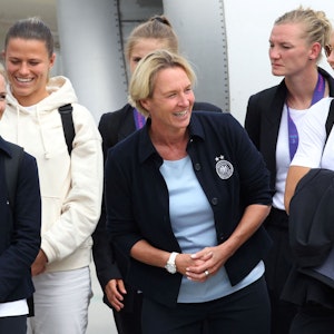 Svenja Huth, Martina Voss-Tecklenburg, Alexandra Popp, Merle Frohms und weitere Spielerinnen steigen aus dem Flugzeug.