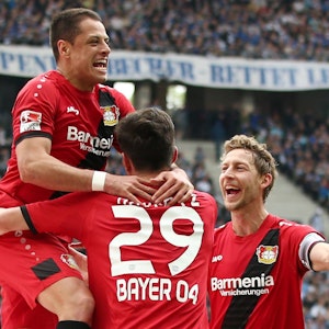 Die ehemaligen Leverkusen-Stars Chicharito, Kai Havertz und Stefan Kießling beim Torjubel in der Bundesliga.