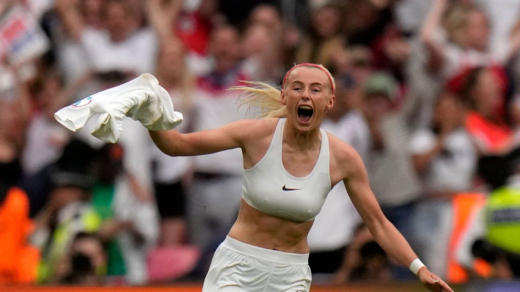 Englands Torschützin Chloe Kelly bejubelt ihren Siegtreffer im EM-Finale 2022 gegen Deutschland.