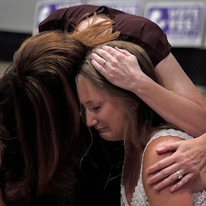Frauen in Overland Park (Kansas) umarmen sich am 2. August, nachdem das Ergebnis eines Referendums in ihrem Bundesstaat mitgeteilt wurde. Eine Mehrheit der Wählerinnen und Wähler stimmte für ein weiterhin von der Verfassung geschütztes Abtreibungsrecht.