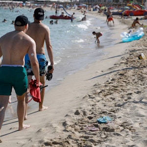 Ein Vermisster aus NRW ist Wochen später in Mallorca wieder aufgetaucht. Unser Symbolbild zeigt junge Männer am Strand bei Megaluf.